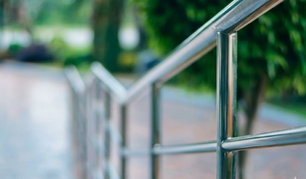 What is the Difference between Handrail and Guardrail?